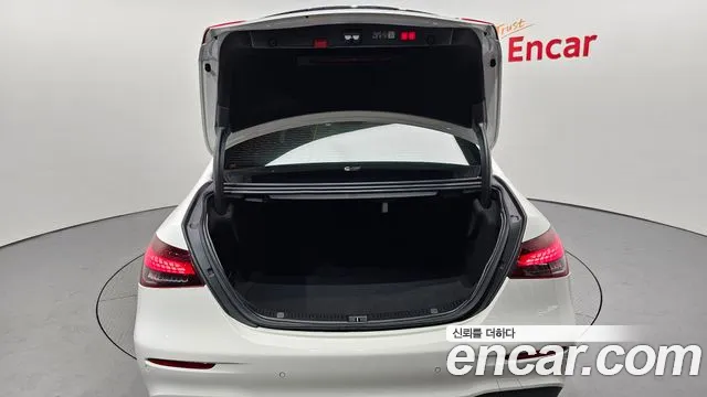 Mercedes-Benz E-Class 2023 thumb 12