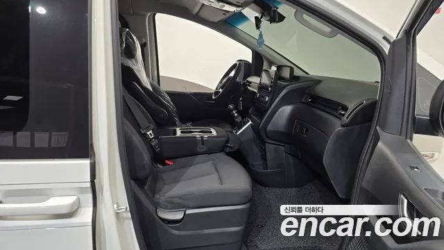 Hyundai Staria 2024 thumb 2