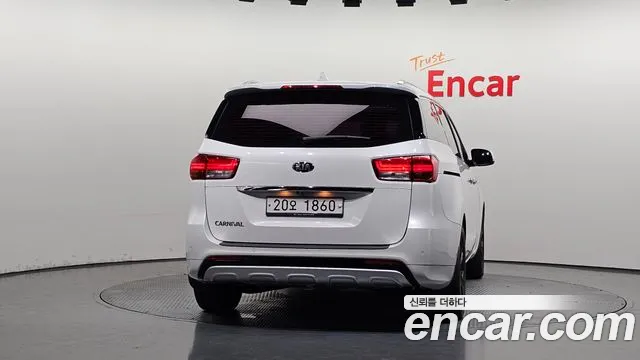 Kia Carnival 2015 thumb 8