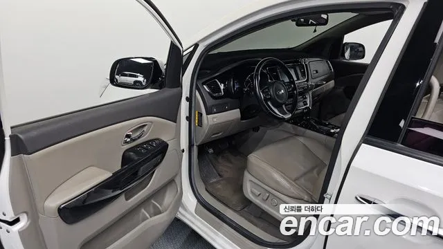 Kia Carnival 2015 thumb 5