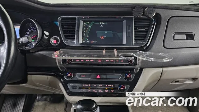Kia Carnival 2015 thumb 12
