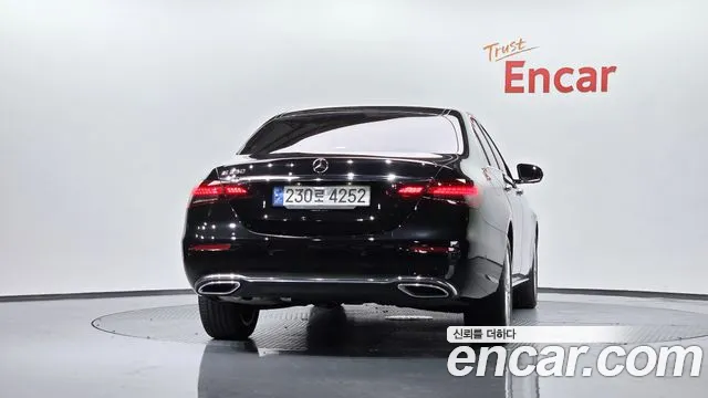 Mercedes-Benz E-Class 2022 thumb 2