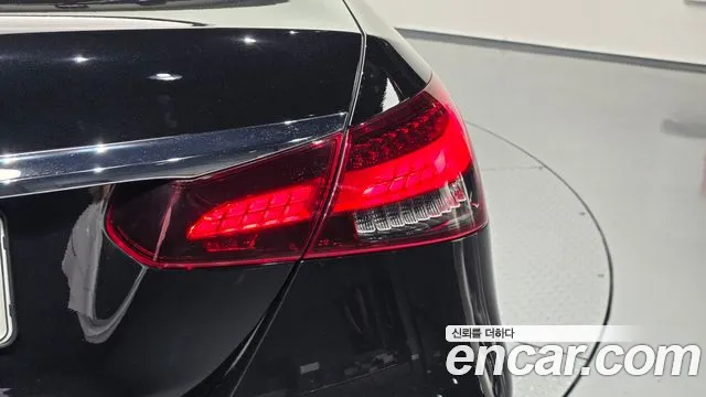 Mercedes-Benz E-Class 2022 thumb 10