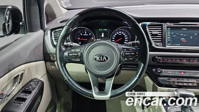 Kia Carnival 2016 thumb 3