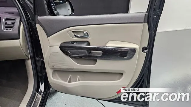 Kia Carnival 2016 thumb 6