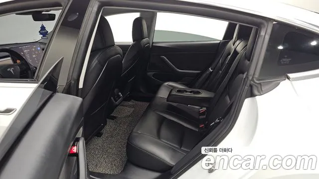 Tesla Model 3 2020 thumb 2