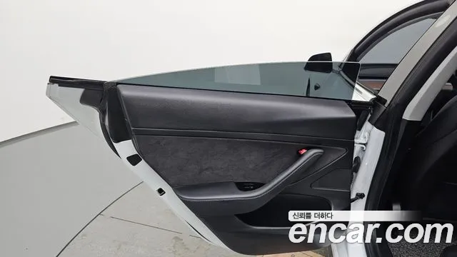 Tesla Model 3 2020 thumb 4