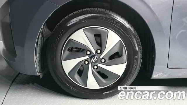 Hyundai Ioniq Hybrid 2017 thumb 9