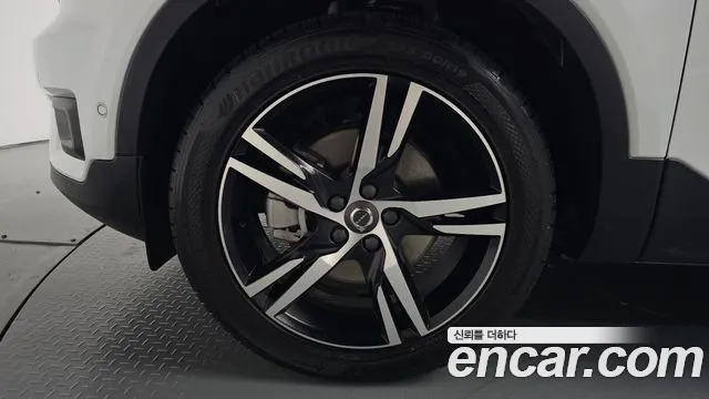 Volvo XC40 2018 thumb 4
