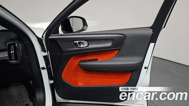Volvo XC40 2018 thumb 3