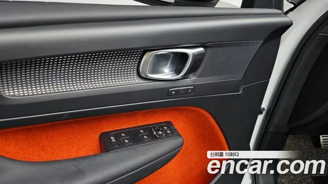 Volvo XC40 2018 thumb 2