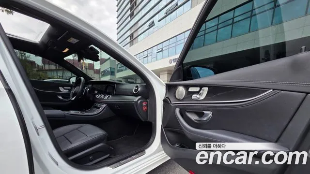 Mercedes-Benz E-Class 2022 thumb 5