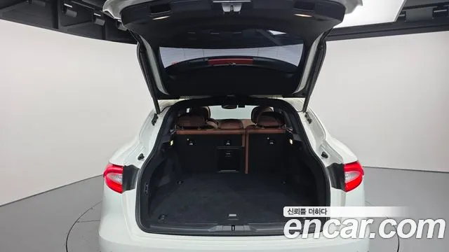 Maserati Levante 2017 thumb 10