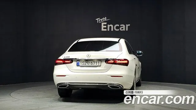 Mercedes-Benz E-Class 2023 thumb 12