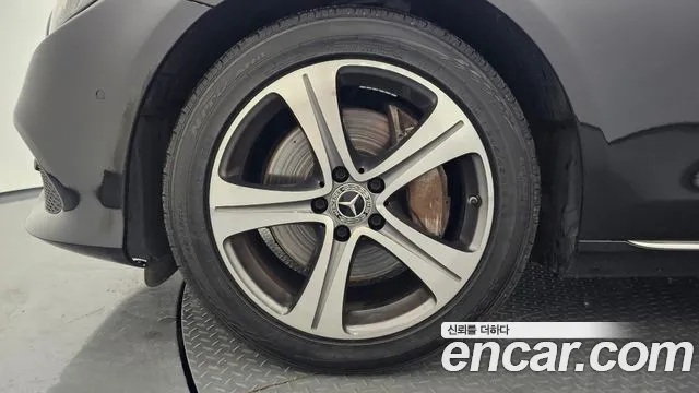 Mercedes-Benz E-Class 2017 thumb 11