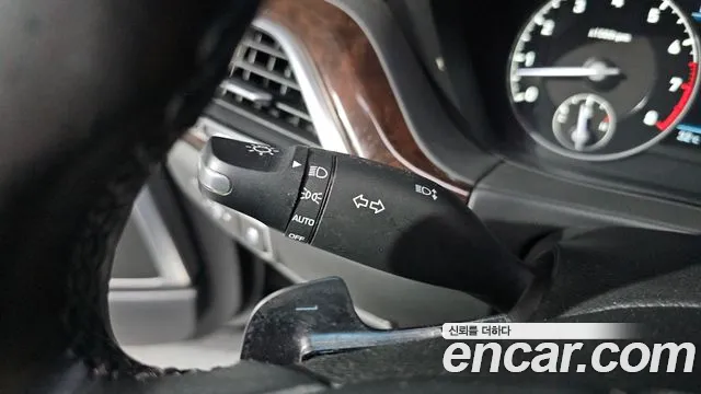 Genesis G90 2016 thumb 9