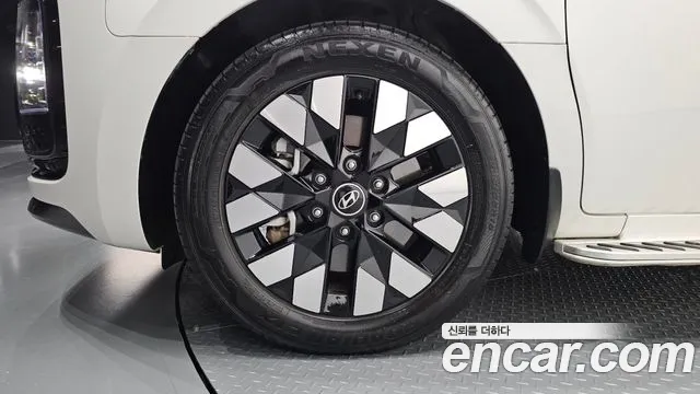 Hyundai Staria 2025 thumb 11
