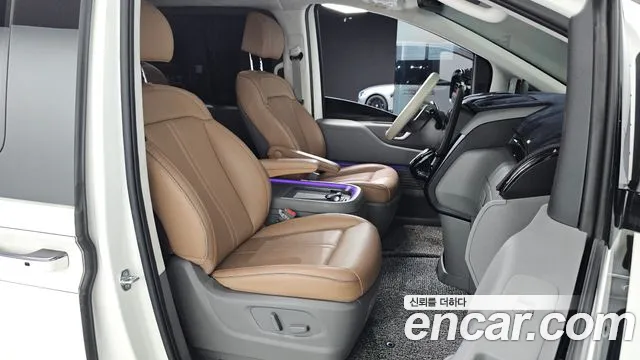 Hyundai Staria 2025 thumb 10