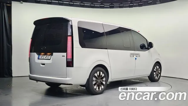 Hyundai Staria 2023 thumb 2