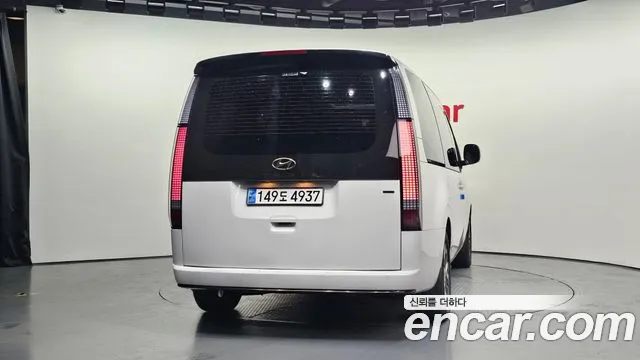 Hyundai Staria 2023 thumb 6