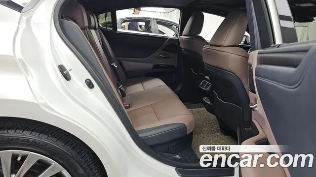 Lexus ES 300h 2025 thumb 6