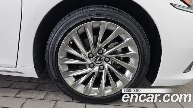 Lexus ES 300h 2025 thumb 11
