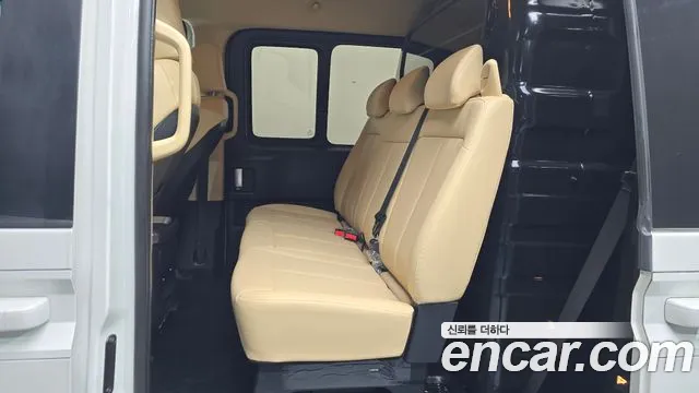 Hyundai Staria 2025 thumb 11