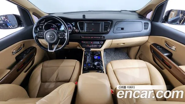 Kia Carnival 2017 thumb 2