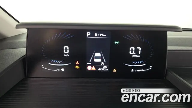 Hyundai Staria 2025 thumb 8
