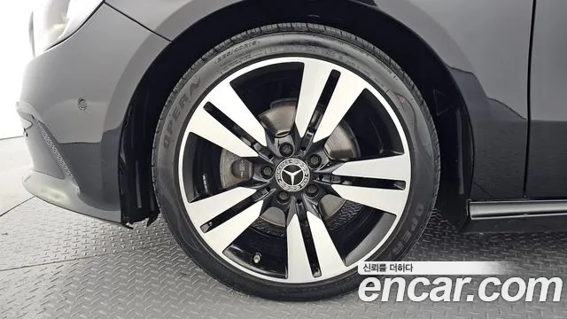 Mercedes-Benz A-Class 2018 thumb 11