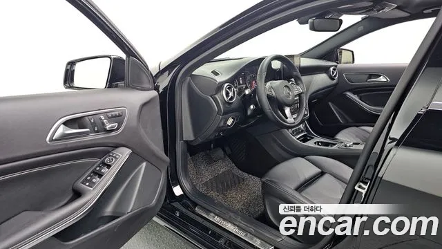 Mercedes-Benz A-Class 2018 thumb 2