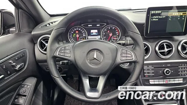 Mercedes-Benz A-Class 2018 thumb 4