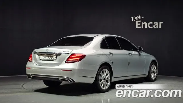 Mercedes-Benz E-Class 2017 thumb 11