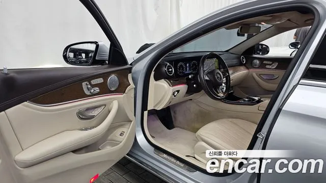 Mercedes-Benz E-Class 2017 thumb 9