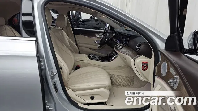 Mercedes-Benz E-Class 2017 thumb 3