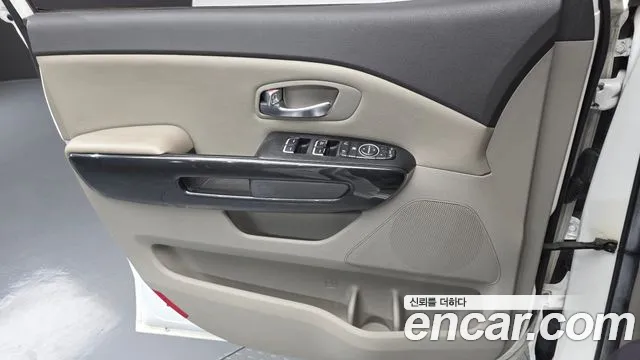 Kia Carnival 2014 thumb 10