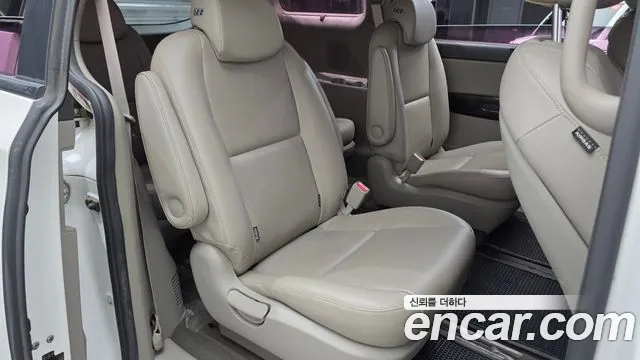 Kia Carnival 2014 thumb 11