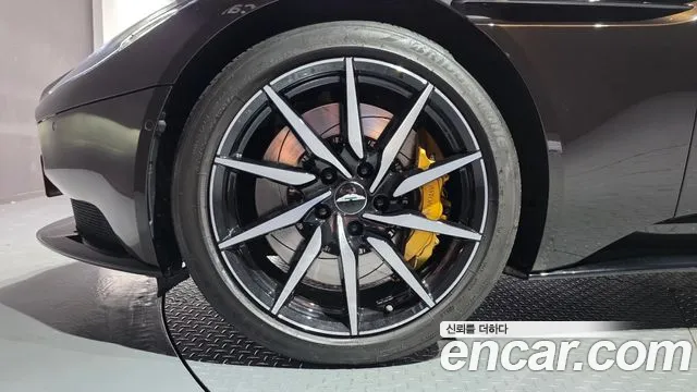 Aston Martin DB11 2020 thumb 6