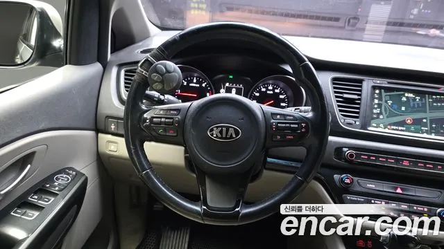 Kia Carnival 2015 thumb 6