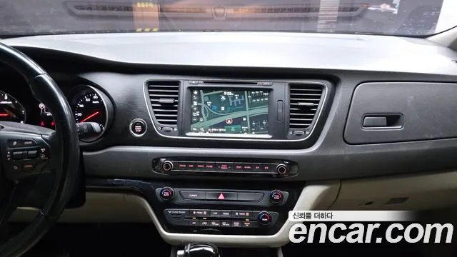 Kia Carnival 2015 thumb 10