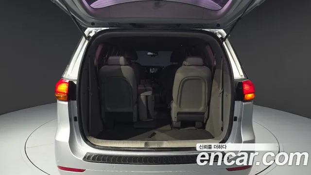 Kia Carnival 2015 thumb 11