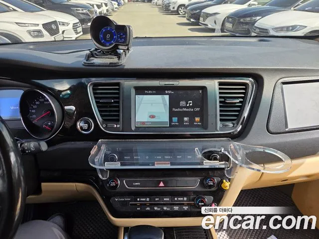 Kia Carnival 2017 thumb 10