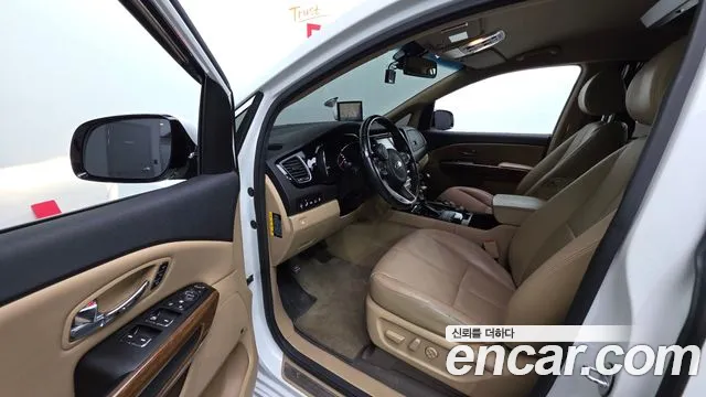 Kia Carnival 2017 thumb 4
