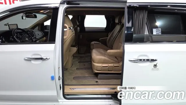 Kia Carnival 2017 thumb 10