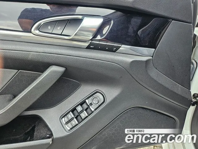 Porsche Panamera 2013 thumb 9