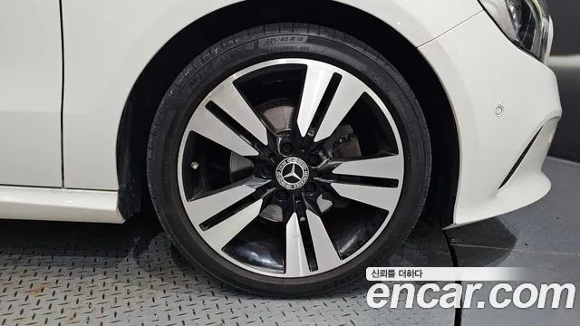 Mercedes-Benz A-Class 2018 thumb 2