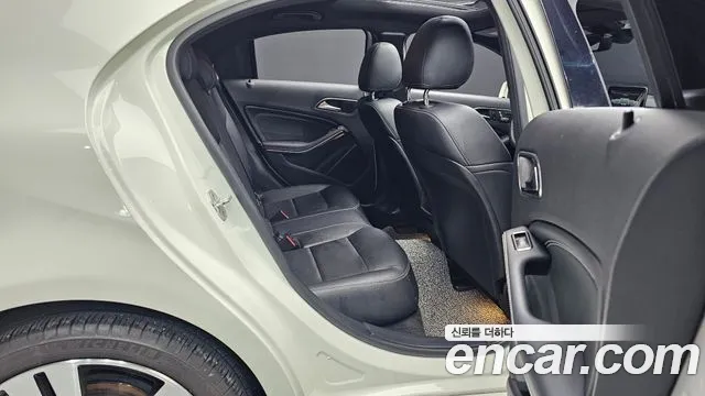 Mercedes-Benz A-Class 2018 thumb 11