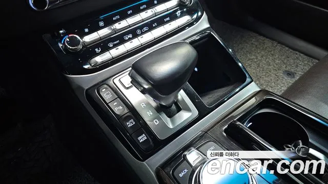 Genesis G90 2018 thumb 12