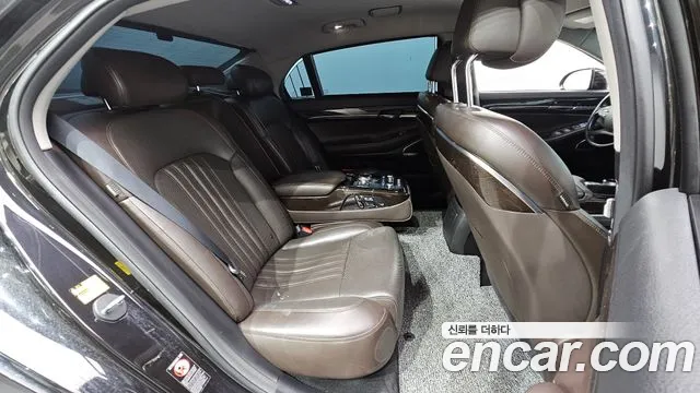 Genesis G90 2018 thumb 8