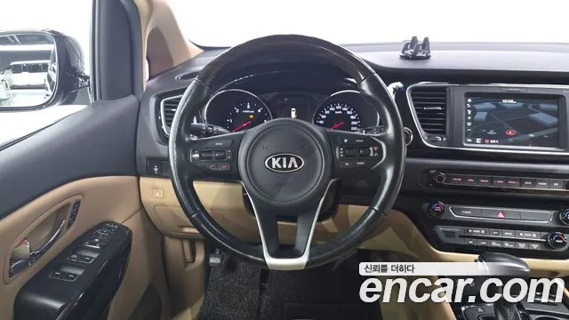 Kia Carnival 2016 thumb 11